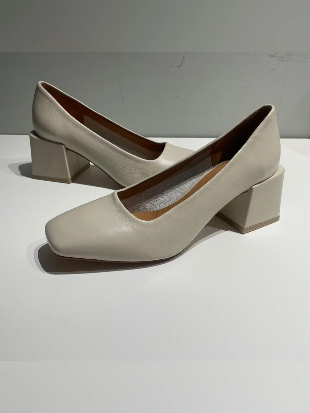 LoQ Classic Square-Toe Block Heel Pumps in Cream 5.5 - Picture 2 of 12